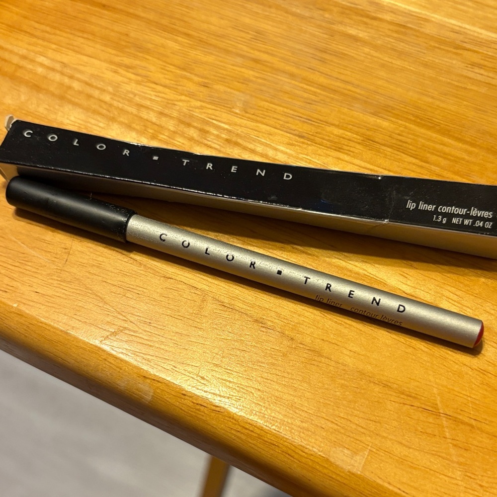 Color Trend Lip Liner Pencil in red